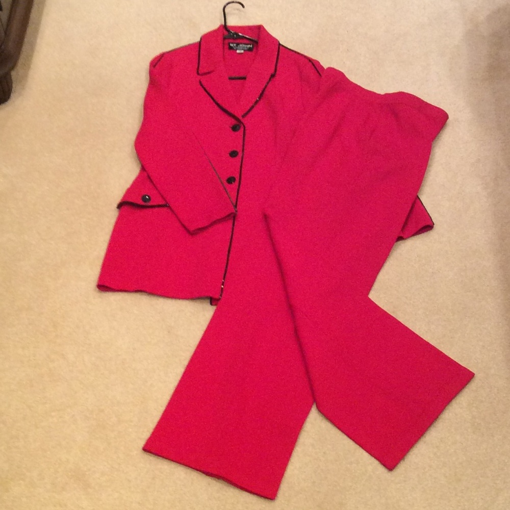 Women’s jacket and pant suit